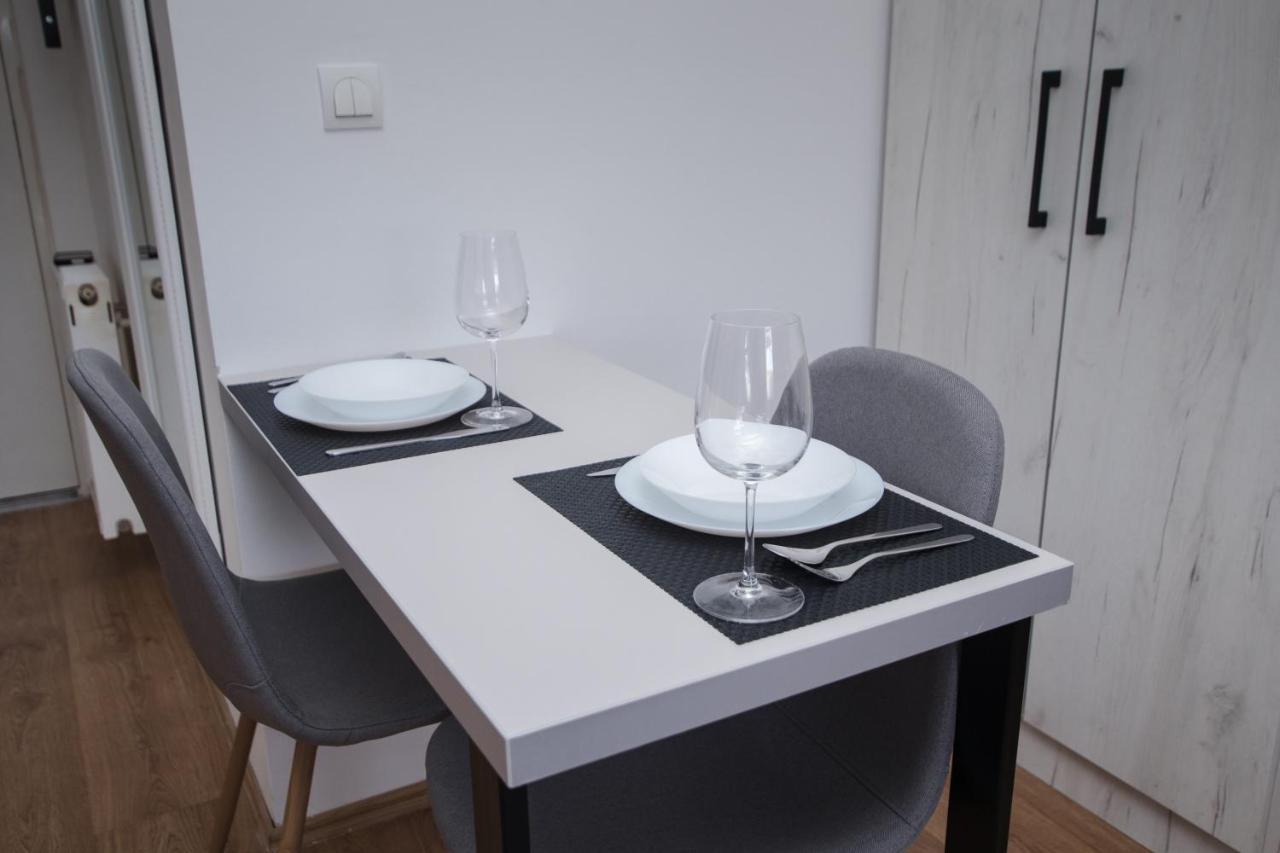 Apartment 21 *