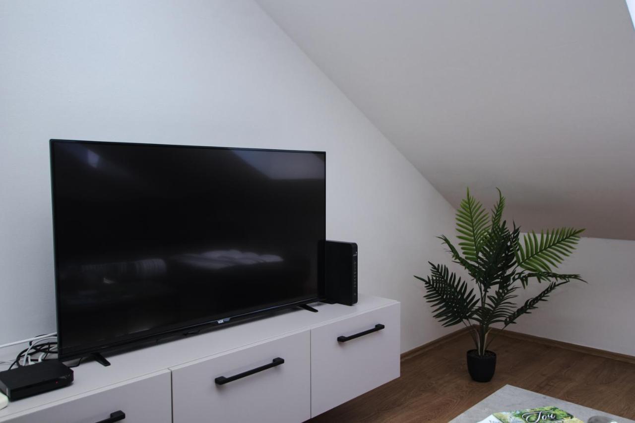 21 Apartment *